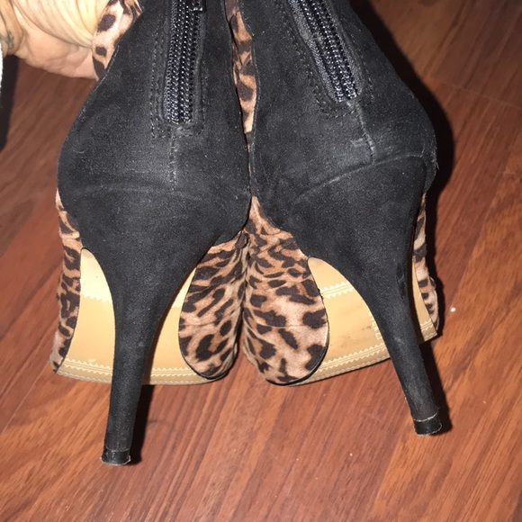 Peep toe leopard print booties, size 6, forever 21 - Picture 4 of 6